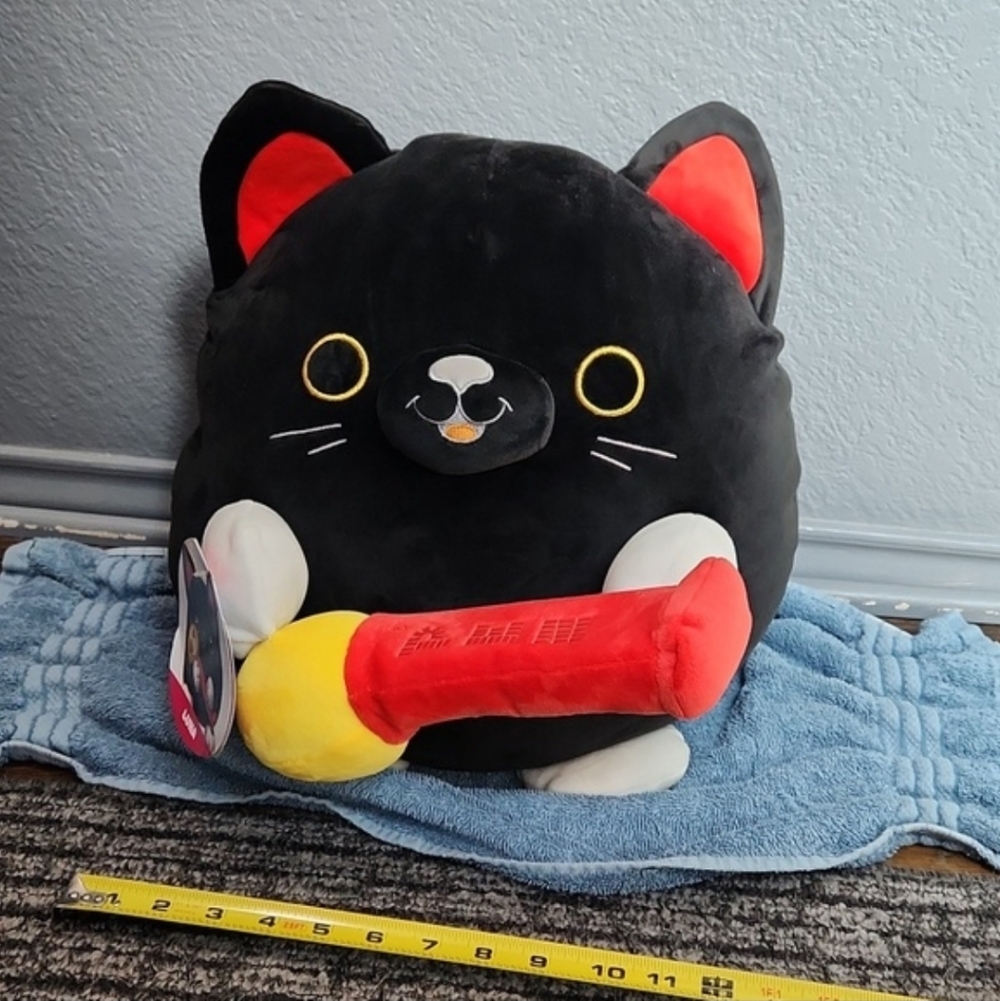 NWT Luna the Black Cat Yellow Red Pez Dispenser Zuru Snackles Stuffed Animal
